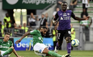 A l'image de Yann M'Vila, qui tacle ici le milieu toulousain Jean-Victor Makengo, l'ASSE a bataillé pour sauver l'essentiel ce dimanche en remontant deux buts (2-2). JEFF PACHOUD
