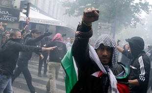 Un manifestant pro-palestinien dans les rues de Paris le 13 juillet 2014.