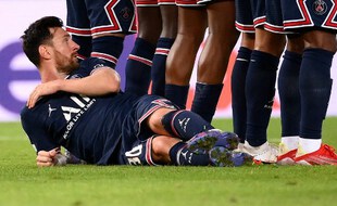 Lionel Messi allongé derrière le mur lors de PSG-Manchester City, le 28 septembre 2021.