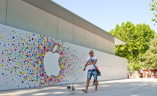 Un passant devant l'Apple Store d'Aix-en-Provence. (Photo d'illustration).