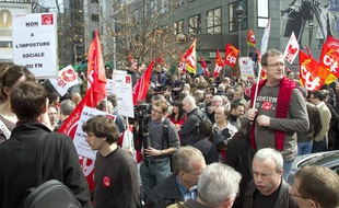 Des personnes participent à un rassemblement devant le siège de la CGT, le 28 mars 2011 à Montreuil, avant l'arrivée de Fabien Engelmann, qui s'est présenté comme candidat du FN aux cantonales en Moselle.