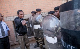 Un policier bloque la rue menant au domicile de Marc Ravalomanana le 13 octobre 2014 à Antananarivo