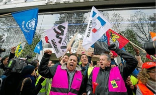 Plusieurs centaines de salariés PSA de l'usine d'Aulnay sont allées manifester hier devant le siège du groupe à Paris.