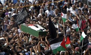 Des milliers d'habitants de Jérusalem-Est participent aux funérailles du jeune Palestinien assassiné apparemment en représailles au meurtre de trois Israéliens, le 4 juillet 2014