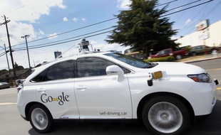 Une Lexus reconvertie en voiture autonome par Google.