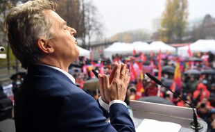 Fabien Roussel devant environ 1.000 partisans ce dimanche à Paris.