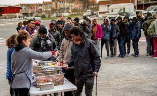 Distribution de repas aux exilés à Calais.