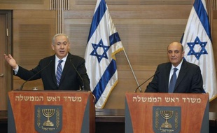La décision de Benjamin Netanyahu de faire entrer le parti d'opposition Kadima au gouvernement israélien est d'abord motivée par des considérations de politique intérieure, mais pourrait renforcer sa marge de manoeuvre dans l'hypothèse d'une frappe sur l'Iran.