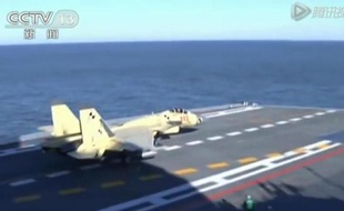 Capture d'image de la télévision chinoise CCTV le 26 novembre 2012 montrant l'atterrissage d'un appareil sur le porte-avion "Liaoning" au large de la Chine