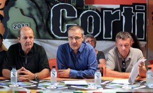 Une dizaine d'élus corses des partis traditionnels ont, pour la première fois depuis la création des journées nationalistes de Corte, participé dimanche à un débat avec les indépendantistes sur l'avenir institutionnel de l'île vers une certaine autonomie.