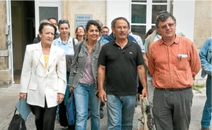 Les quatre viticulteurs se voulaient optimistes à la sortie du tribunal de Libourne, hier.