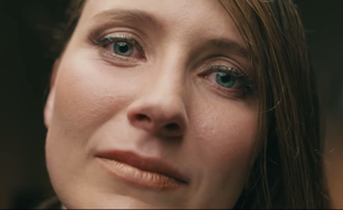 Elisabeth Gray, dans le premier court-métrage écrit par une intelligence artificielle. L'un des dialogues absurdes qu'elle devait interpréter: "Je voulais juste te dire que je suis bien meilleure que lui ne l'a fait". Pardon?