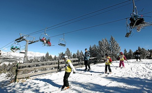 Un forfait unique permet de skier dans huit stations catalanes différentes.