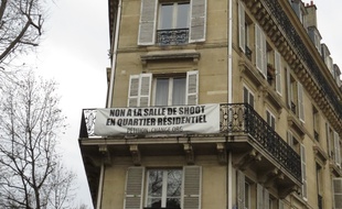 Des banderoles anti-salle de shoot sont toujours accrochées à proximité de l'établissement.