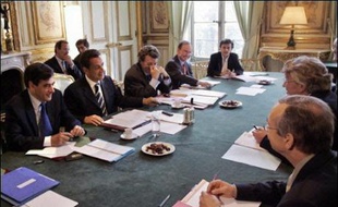 Nicolas Sarkozy a entamé de nouveaux entretiens avec les partenaires sociaux, vendredi, en promettant de ne pas "intervenir" dans les négociations déjà en cours, selon le secrétaire général de FO Jean-Claude Mailly, qui s'est dit "rassuré sur la méthode".