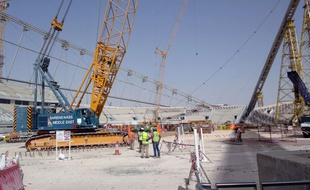 Des ouvriers travaillent sur le chantier d'un stade à Doha en 2014.