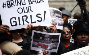 Des manifestants appellent à la libération immédiate des lycéennes enlevées au Nigeria, devant la maison du Nigeria à Londres le 9 mai 2014