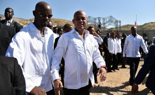 Le président haïtien Michel Martelly (c), le 12 janvier 2016 à Port-au-Prince