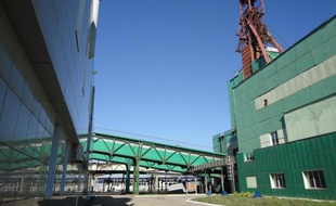 Le géant russe des engrais Uralkali a résolument maintenu mardi le cap de son offensive sur le marché de la potasse, malgré l'arrestation de son patron, déterminé à regagner des parts de marché après avoir vu ses profits s'effondrer au premier semestre.