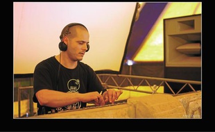 Mik Izif propose un mélange de mix et live techno, teinté de minimal et acid.