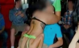 L'une des strip-teaseuses, engagées par une maman pour l'anniversaire de son fils de 16 ans