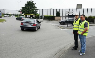 Eric Danckaert (à gauche) et Jean-Pierre Dupont, deux «gilets jaunes» sur le rond-point du MIN de Lomme, près de Lille.
