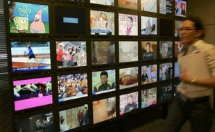 Les Français ont passé en moyenne trois heures 25 minutes par jour devant la télévision au cours de l'année 2008, selon des chiffres de l'institut de mesure d'audience Médiamétrie publiés lundi par le Syndicat national de la Publicité télévisée (SNPTV).