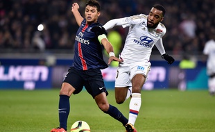 Thiago Silva au duel avec Alexandre Lacazette le 28 février 2016.