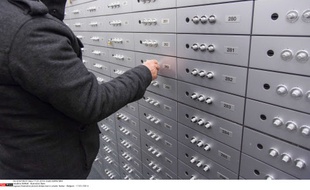 Un homme dans une banque, le 17 janvier 2014.