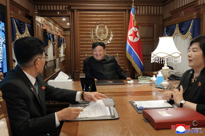 Photo prise le 1er septembre et diffusée par la Korean Central News Agency et montrant Kim Jong Un (au centre) dans son train très sécurisé.