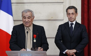 Arsène Tchakarian, ancien résistant, le 7 mars 2012 à l'Elysée avec Nicolas Sarkozy.