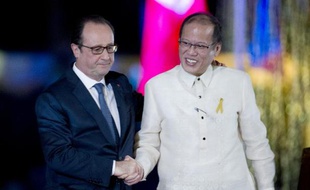 Les présidents français Francois Hollande (G) et philippin Benigno Aquino se serrent la main le 26 février 2015 à Manille
