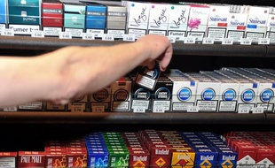 Le gouvernement va supprimer les limitations légales à l'achat de tabac à l'étranger, sous la pression de Bruxelles, selon le projet de loi de finances rectificative présenté mercredi en Conseil des ministres, mais veillera toutefois à ce que tout achat de tabac à l'étranger reste lié à la consommation personnelle.
