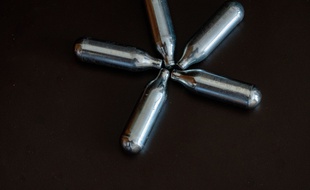 Des cartouches de gaz hilarant, le protoxide d'azote.