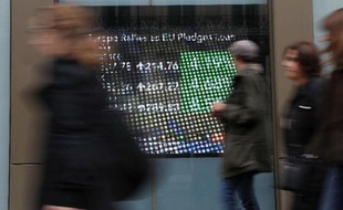 La Fnac vivait des moments difficiles pour ses premiers pas indépendants à la Bourse de Paris jeudi, les investisseurs se montrant réservés sur son profil, largement concurrencé par l'internet et essentiellement tourné vers la France.