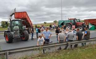 Des agriculteurs manifestent à Breteville-sur-Odon, près de Caen, le 20 juillet 2015.