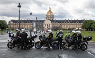 Des policiers devant les Invalides à Paris (illustration).