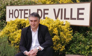 Le député-maire de Cholet (UMP-CNI) Gilles Bourdouleix a accusé mardi la Ligue des droits de l'Homme (LDH) de dénonciation calomnieuse, après une plainte de l'association concernant des propos qui lui ont été attribués sur les gens du voyage.