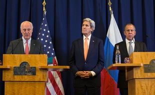 Les chefs de la diplomatie américaine John Kerry et russe Sergueï Lavrov avec l'envoyé spécial de l'ONU Staffan de Mistura à Genève le 10 septembre 2016