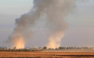 Fumée lors d'une opération contre l'EI en Syrie, le 23 novembre 2015, près d'Alep