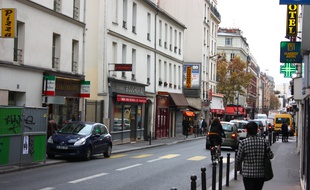 La rue de Charonne avec des passants, lundi 16 novembre au matin.