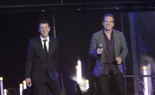 Les chanteurs Marc Lavoine (g) et Garou (d) donnent coup d'envoi du Télethon à l'hippodrome de Longchamps à Paris