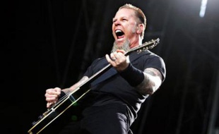 James Hetfield, de Metallica, pendant un concert à Stockholm le 12 juillet 2007.