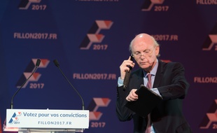 Patrick Stefanini, homme-orchestre de la campagne de François Fillon, lors d'un meeting, le 25 novembre 2016 à Paris.