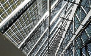 La façade sud est recouverte de panneaux photovoltaïques.