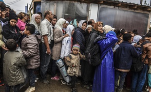 Des migrants font la queue pour être enregistrés au camp de Presevo, dans le sud de la Serbie, le 11 septembre 2015.