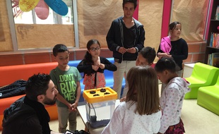 Les salariés de Citizenfarm installent un aquarium Ozarium dans une école.