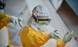 Un membre de MSF dans un centre de traitement à Kailahun (Sierra Leone), le 15 août 2014