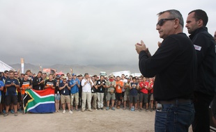 Les organisateurs du Dakar, Etienne Lavigne en tête (au premier plan), ont lu un discours en hommage aux victimes des attaques contre Charlie Hebdo, devant une centaine de concurrents, jeudi 8 janvier 2015.