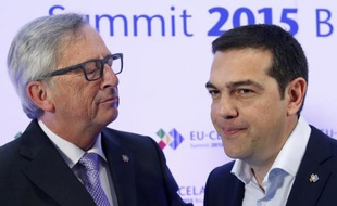 Le président de la Commission européenne Jean-Claude Juncker (g) et le Premier ministre grec Alexis Tsipras (d) à Bruxelles, le 10 juin 2015